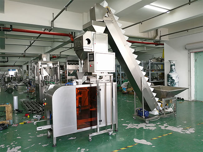 雜糧定量全自動(dòng)包裝機(jī)設(shè)備車間實(shí)拍圖