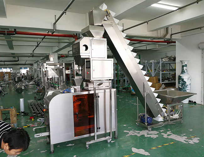 全自動(dòng)雜糧包裝機(jī)械設(shè)備車間實(shí)拍圖