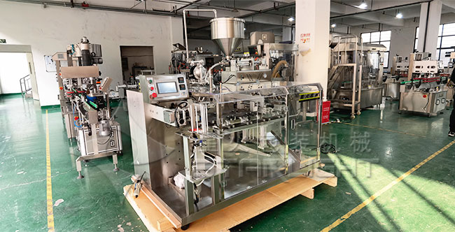 全自動水平給袋式果汁包裝機設備展示